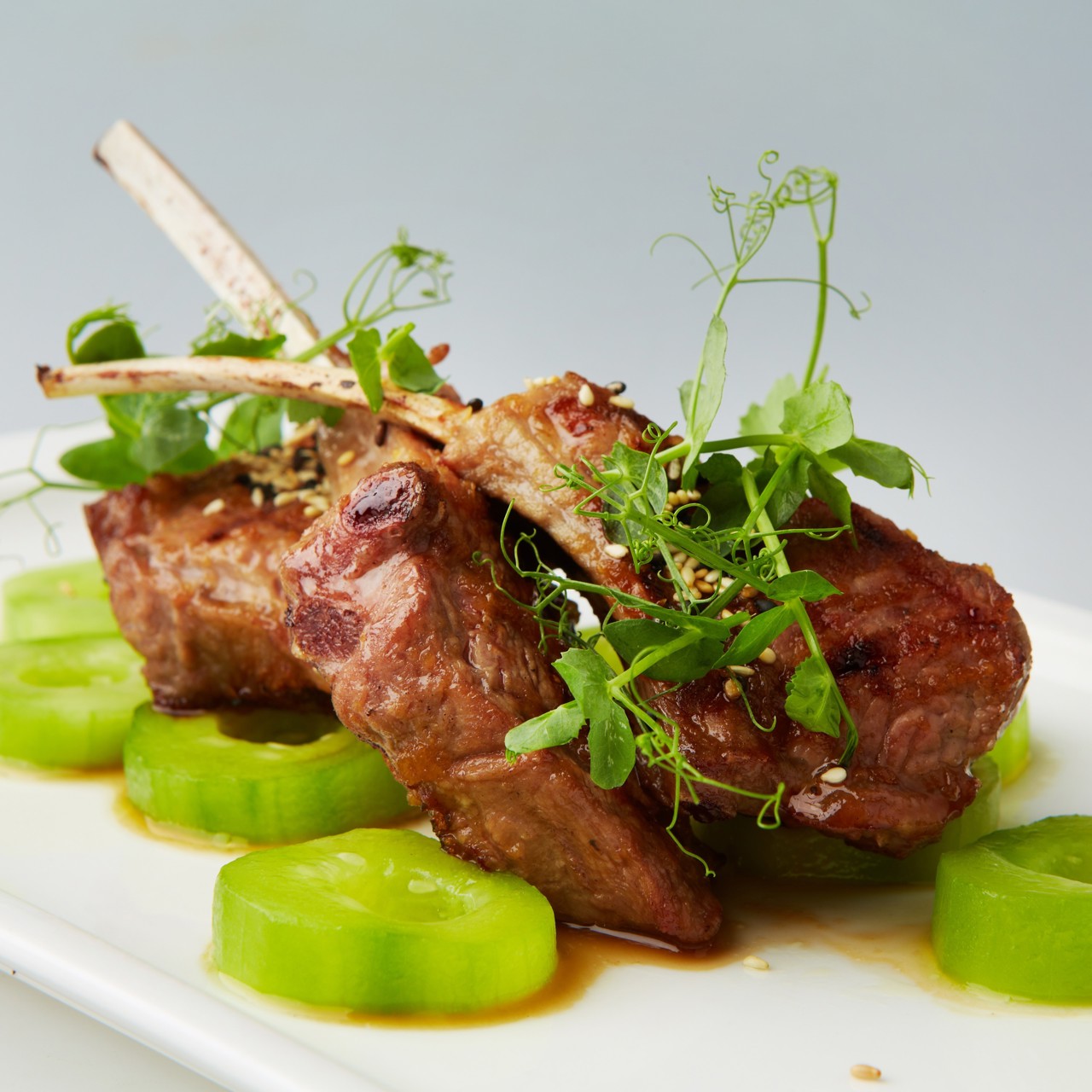 Каре исландского ягненка на гриле с соусом Зуко