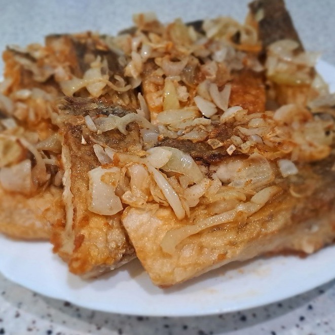 Карп жаренный на сковороде с луком