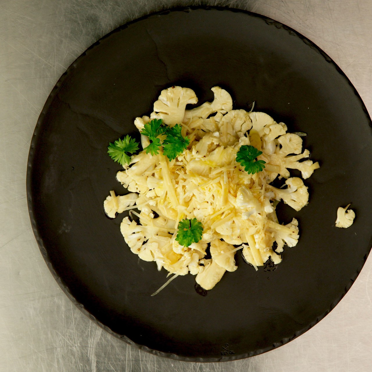 Карпаччо из цветной капусты с соусом пондзу и пармезаном