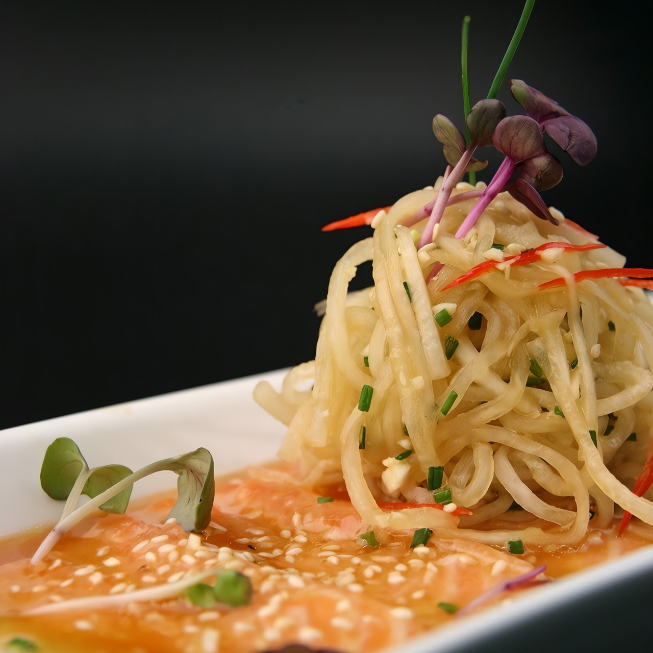 Карпаччо из филе лосося в имбирном маринаде с лапшой из дайкона