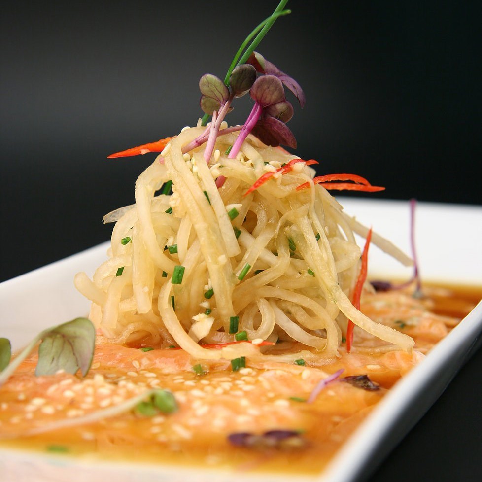 Карпаччо из филе лосося с имбирным маринадом в сопровождении лапши из дайкона