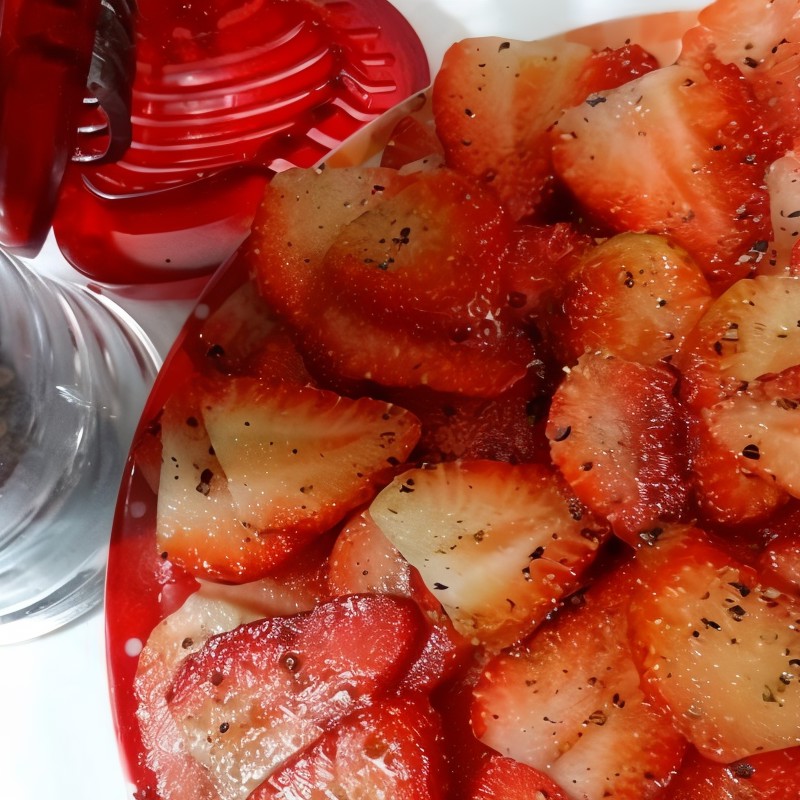 Карпаччо из клубники, лососины, грибов и копченого сыра скаморца