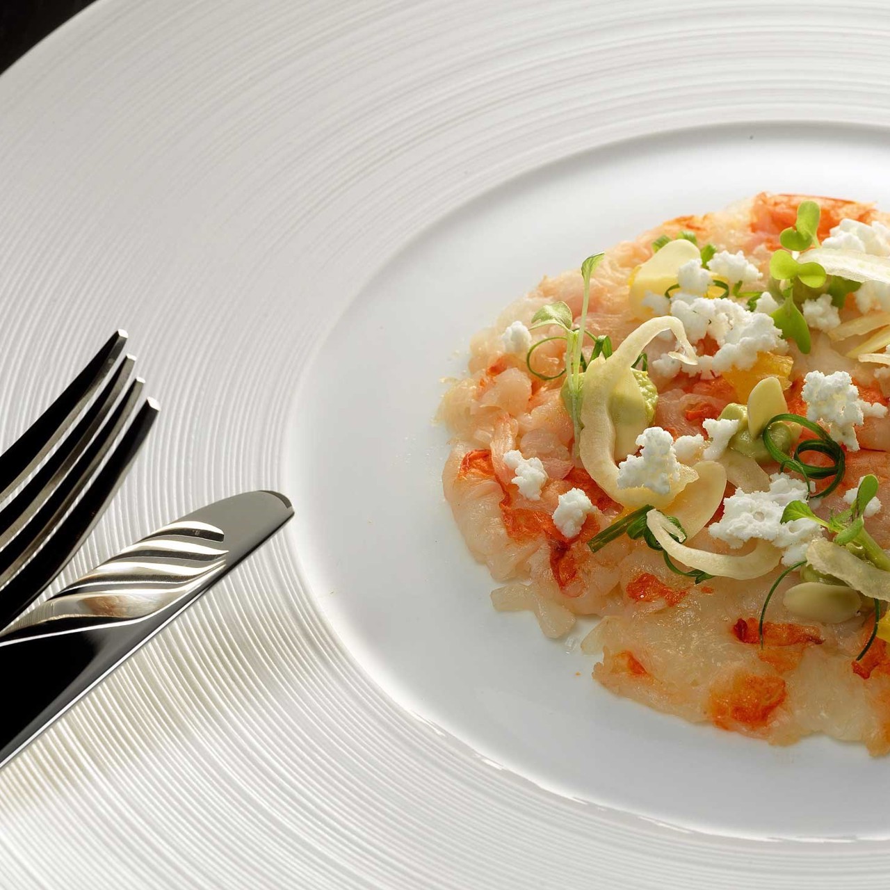 Карпаччо из креветок с мороженым из йогурта