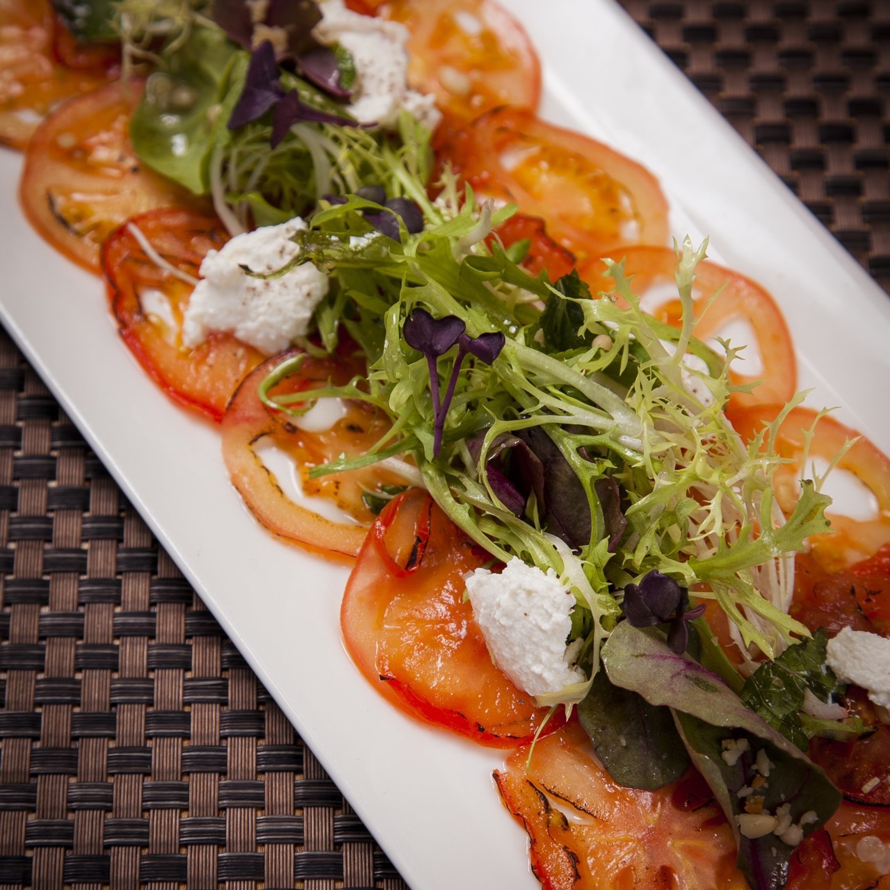 Карпаччо из томатов с мятным миксом и рикотта