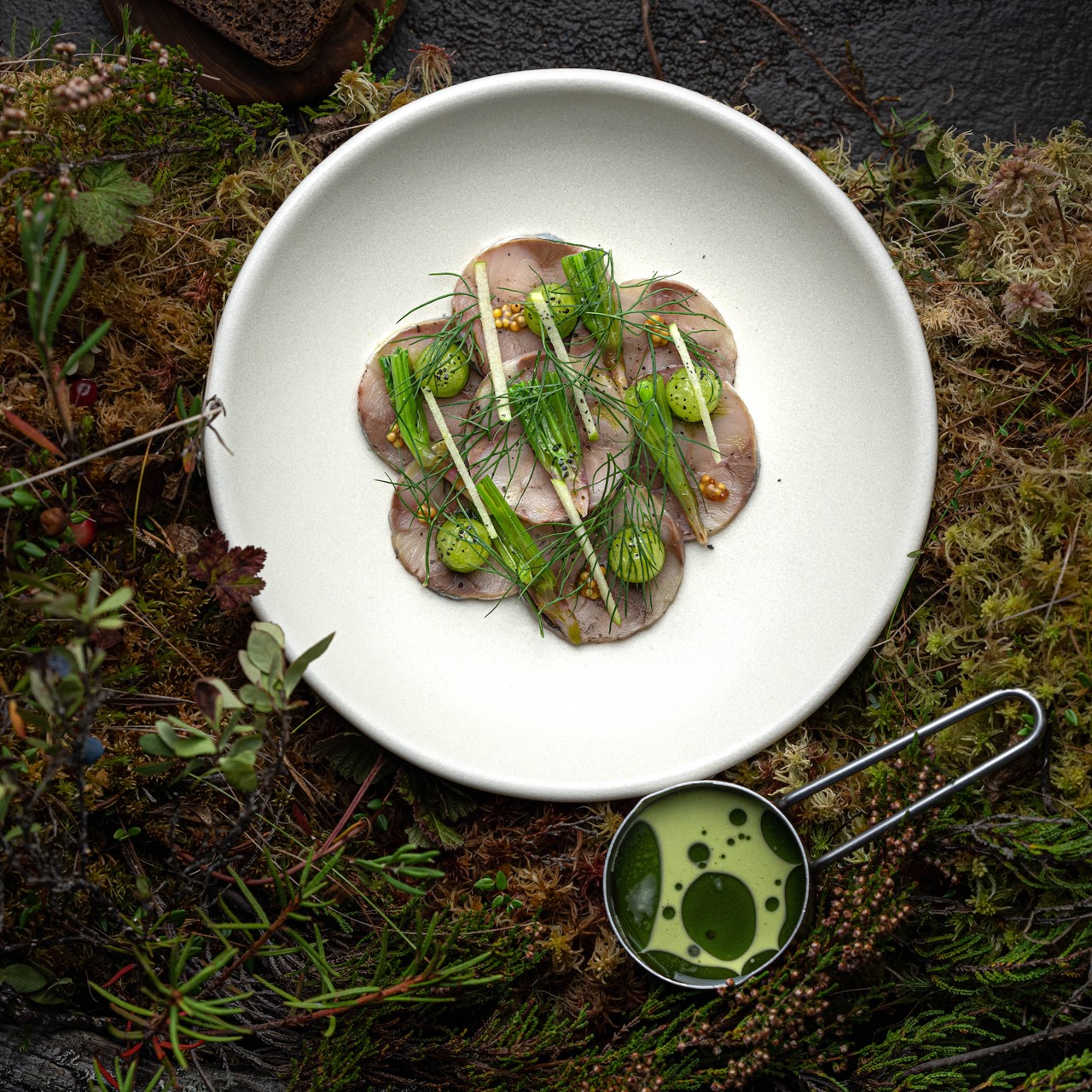 Карпаччо из скумбрии со свежим огурцом и зеленым яблоком