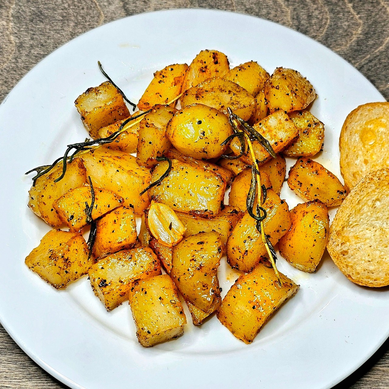 Картофель с розмарином и чесноком