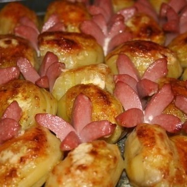 Картофель запеченный с сосисками
