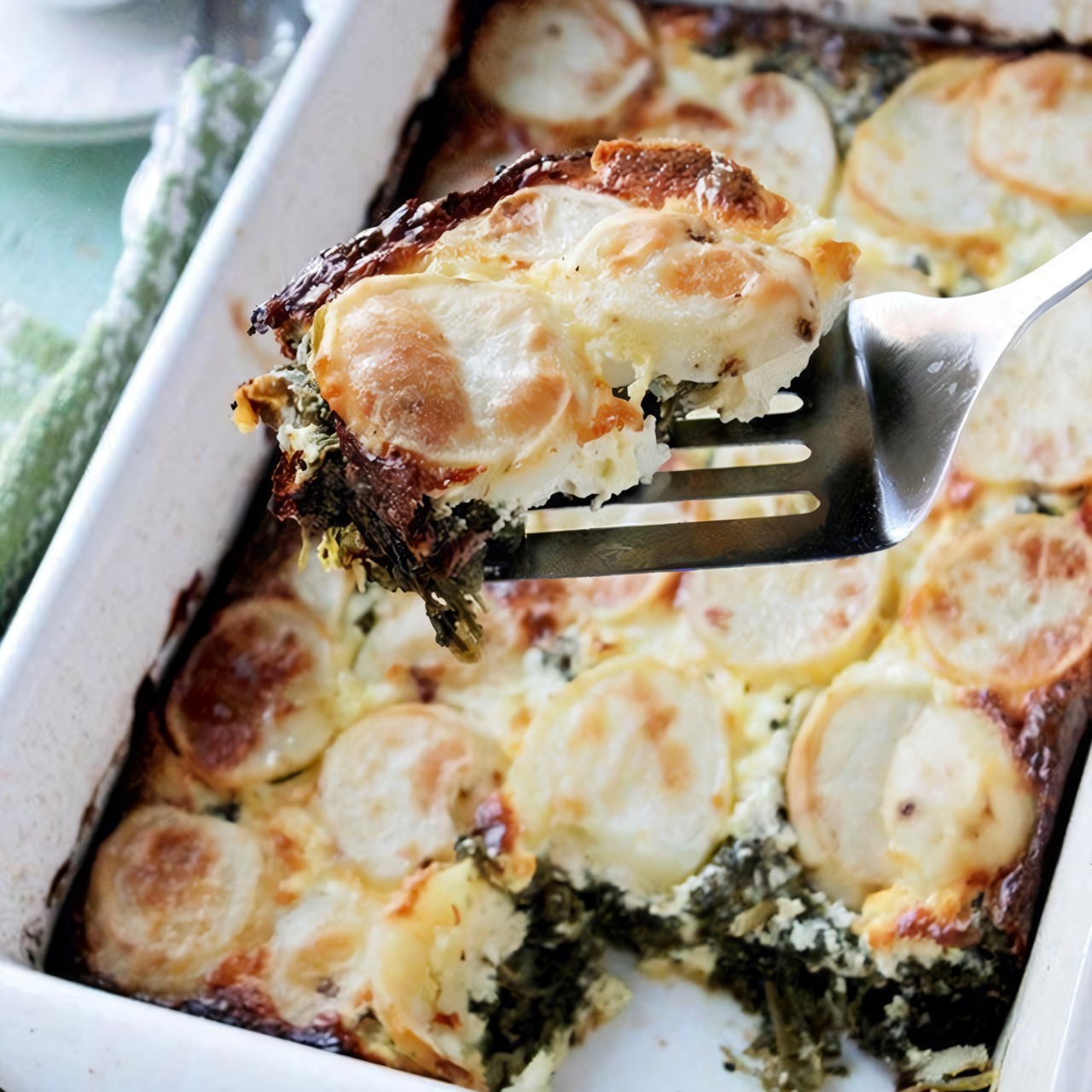 Картофельная запеканка с фетой и шпинатом