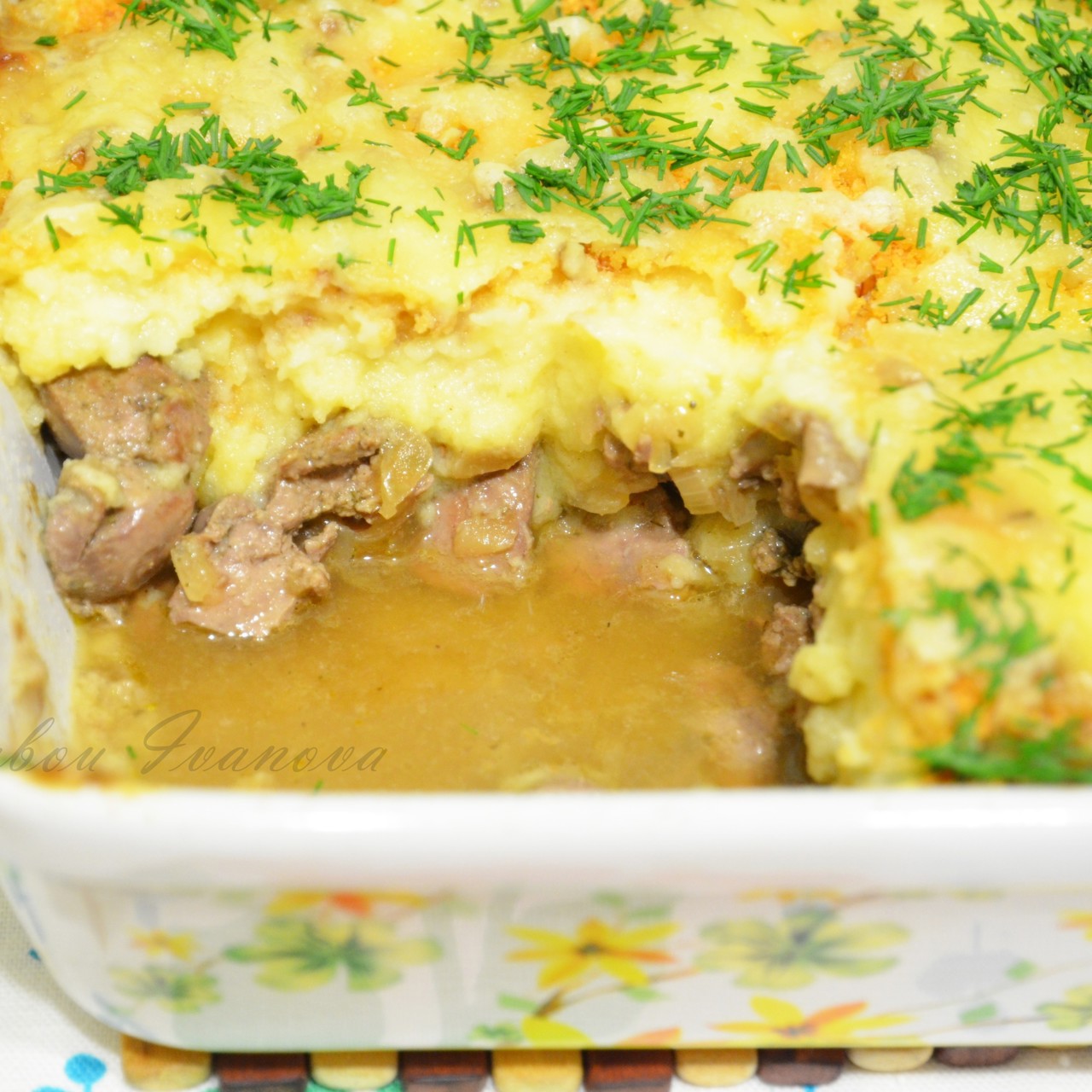 Картофельная запеканка с печенкой, тушеной в белом вине, и орехами