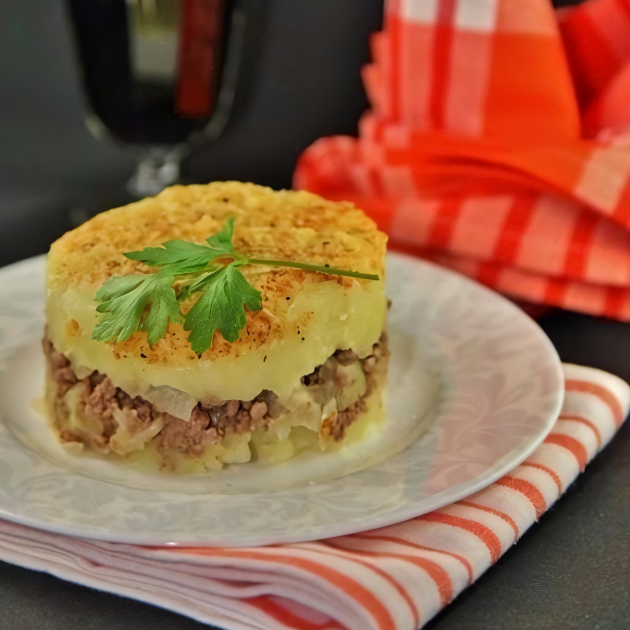 Картофельная запеканка с мясом и твердым сыром