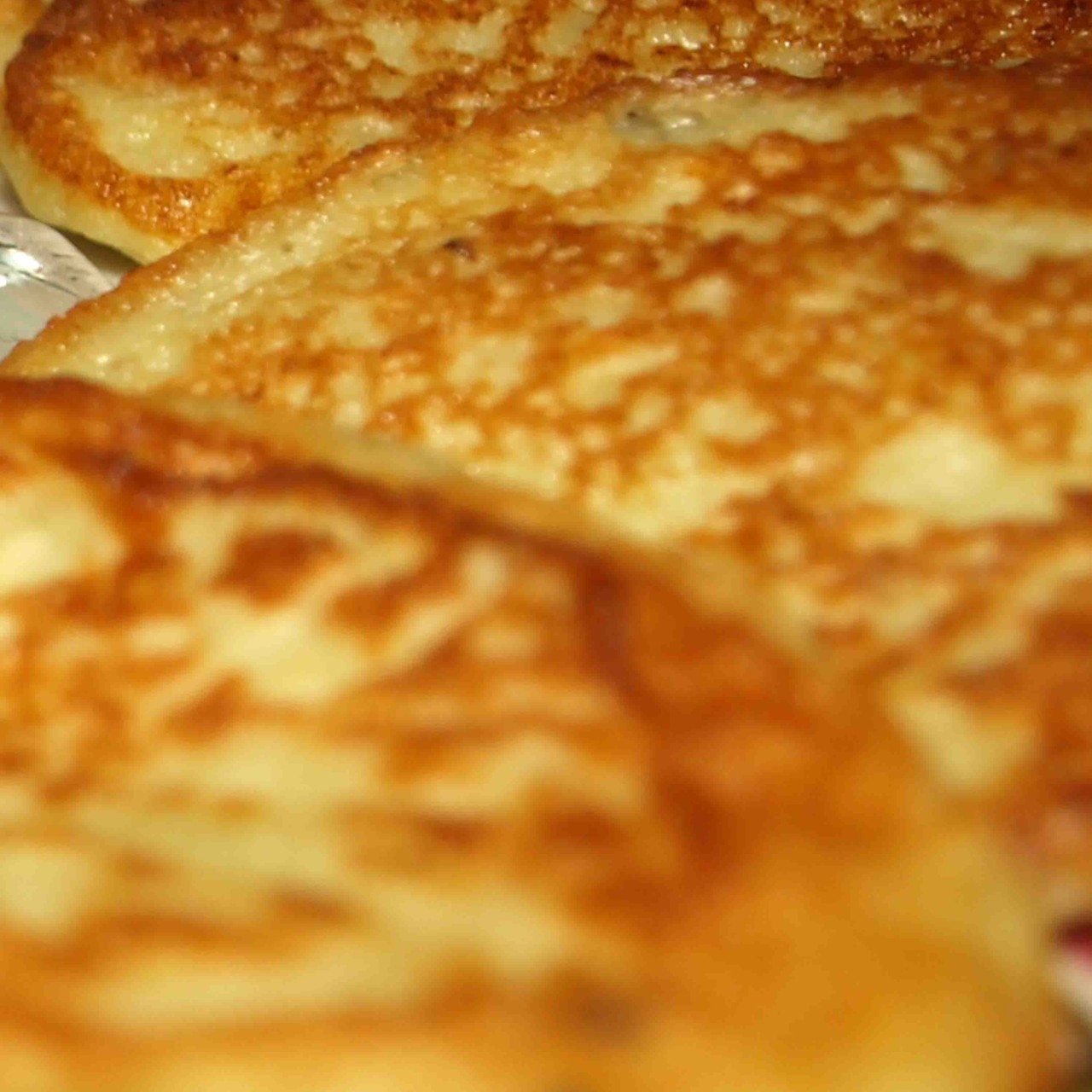 Картофельные оладьи с луком и сметанным соусом