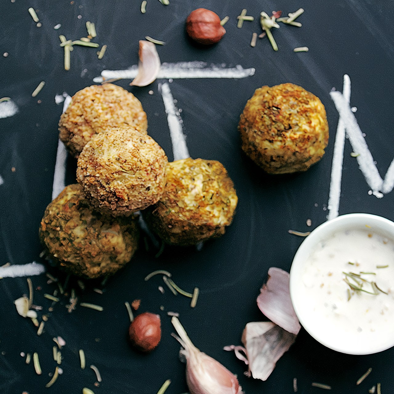 Картофельные шарики с розмарином и чесноком