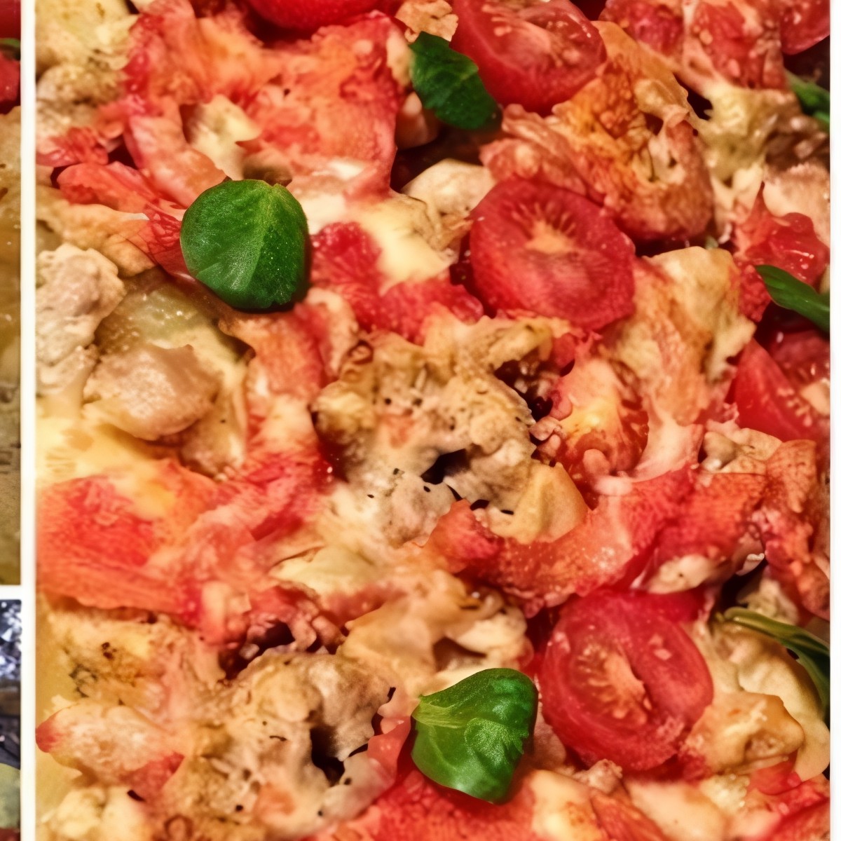 Картофельный гратен, запеченный с сыром и индейкой в сливочном соусе, с томатами