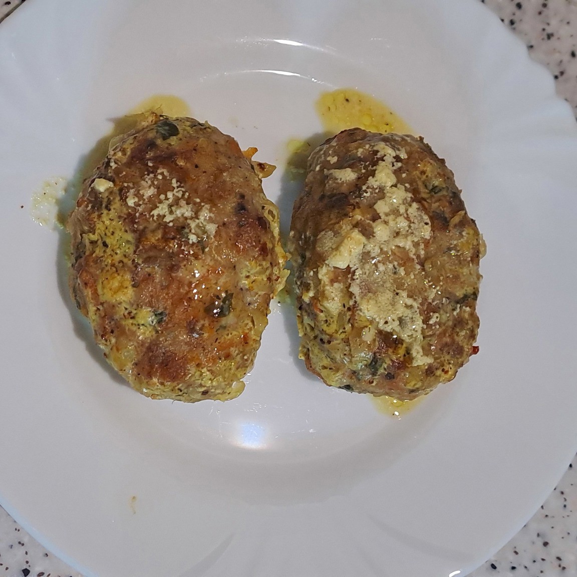 Картофельно-мясные котлеты со сметаной в духовке