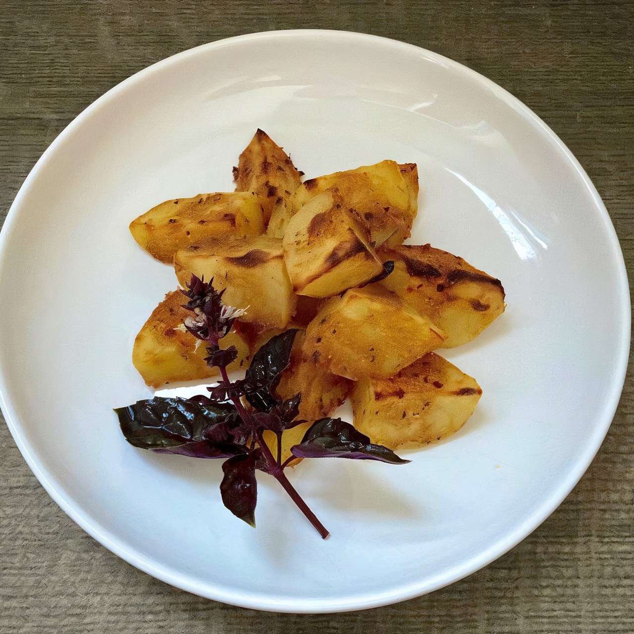 Картошка с соусом из томатов и базилика