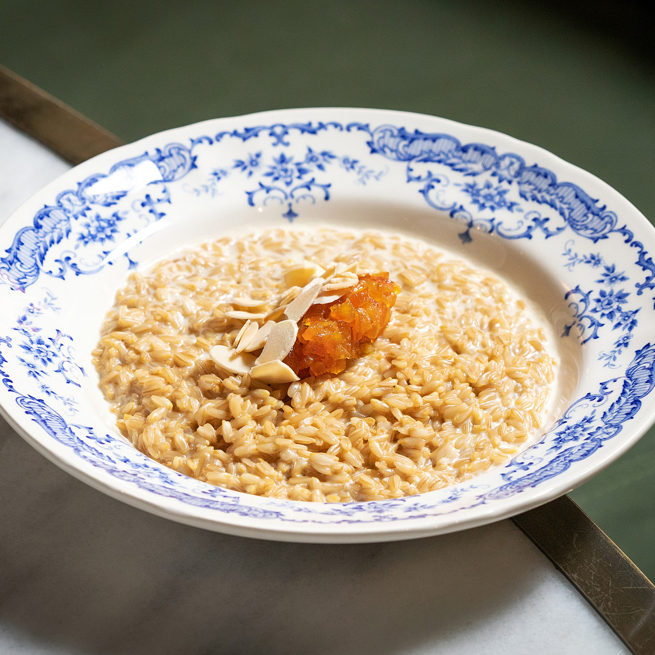 Каша из цельного овса с цукатами из апельсина