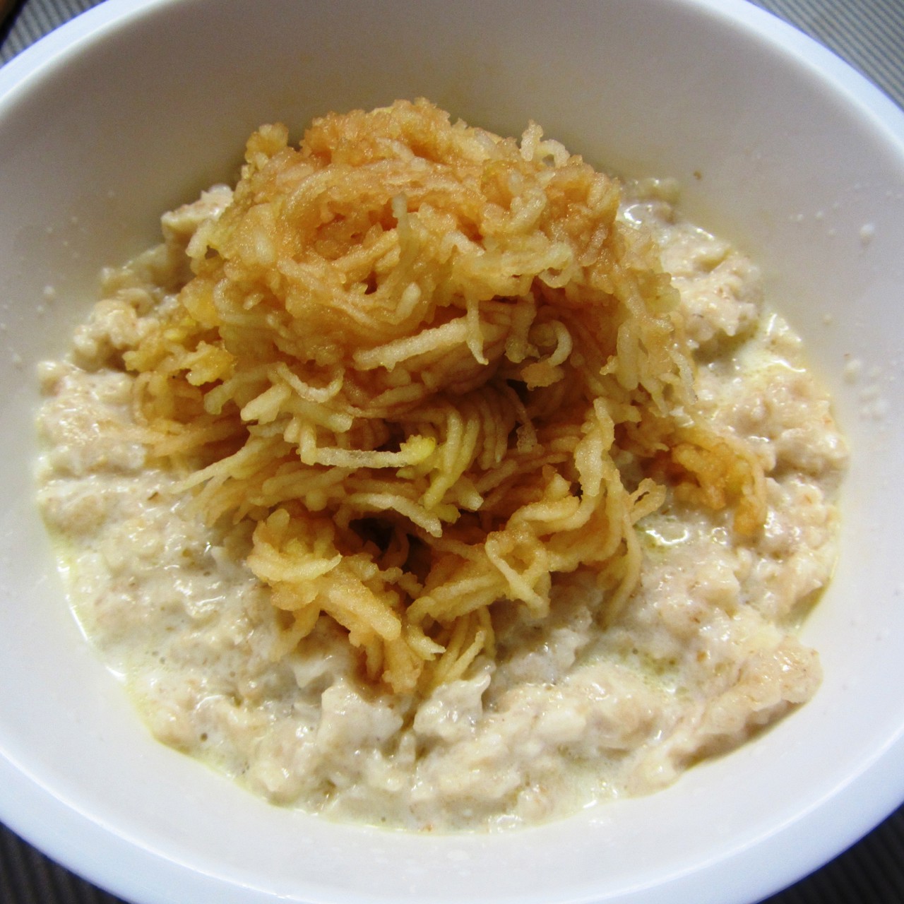 Каша из овсяных хлопьев с яблоками