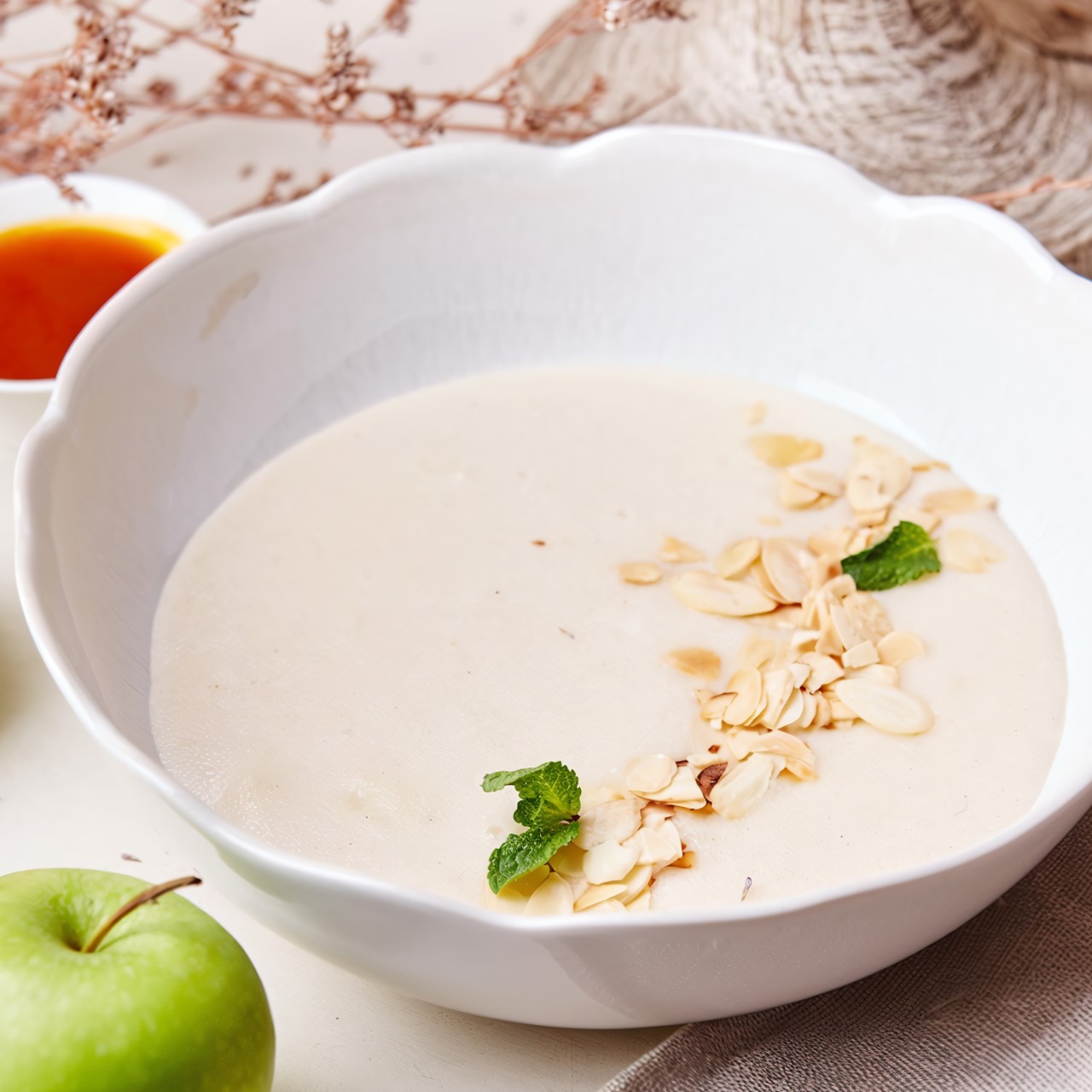 Каша манная с томлеными яблоками