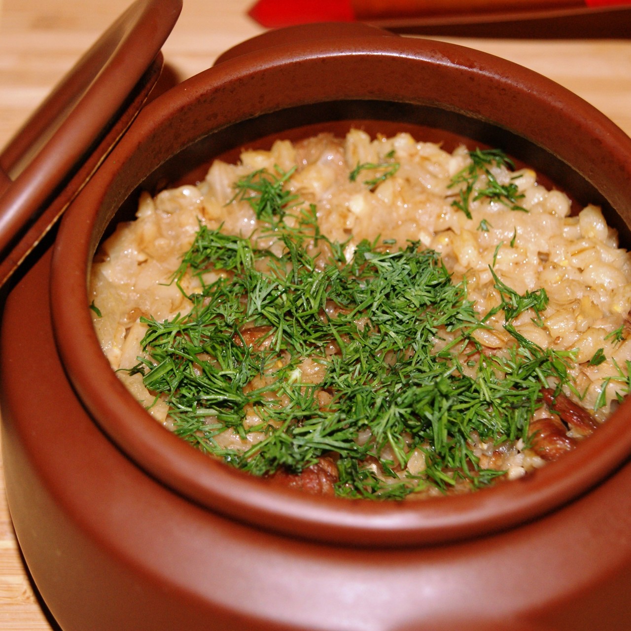 Каша перловая с мясом, запеченная в горшочке