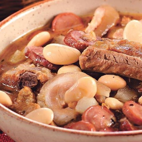 Кассуле по-тулузски – утиная ножка с белой фасолью, сосисками и беконом