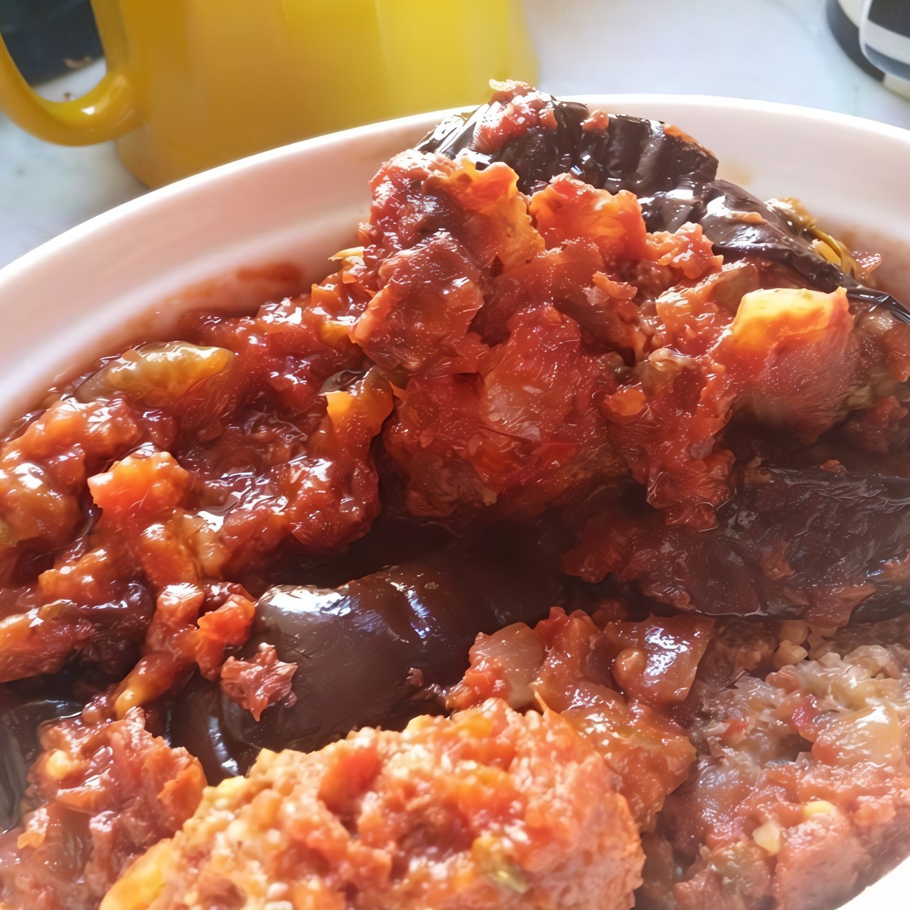 Касуле из баклажанов и кебабов под винно-овощным соусом