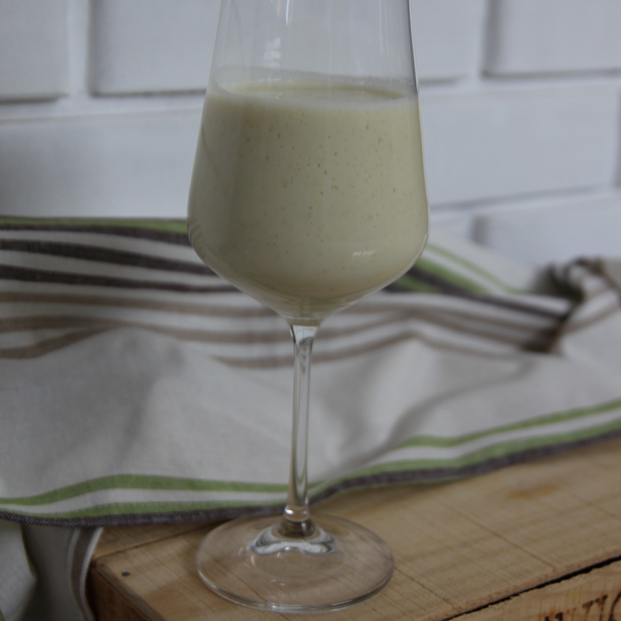 Кефирно-яблочный смузи с имбирем и корицей