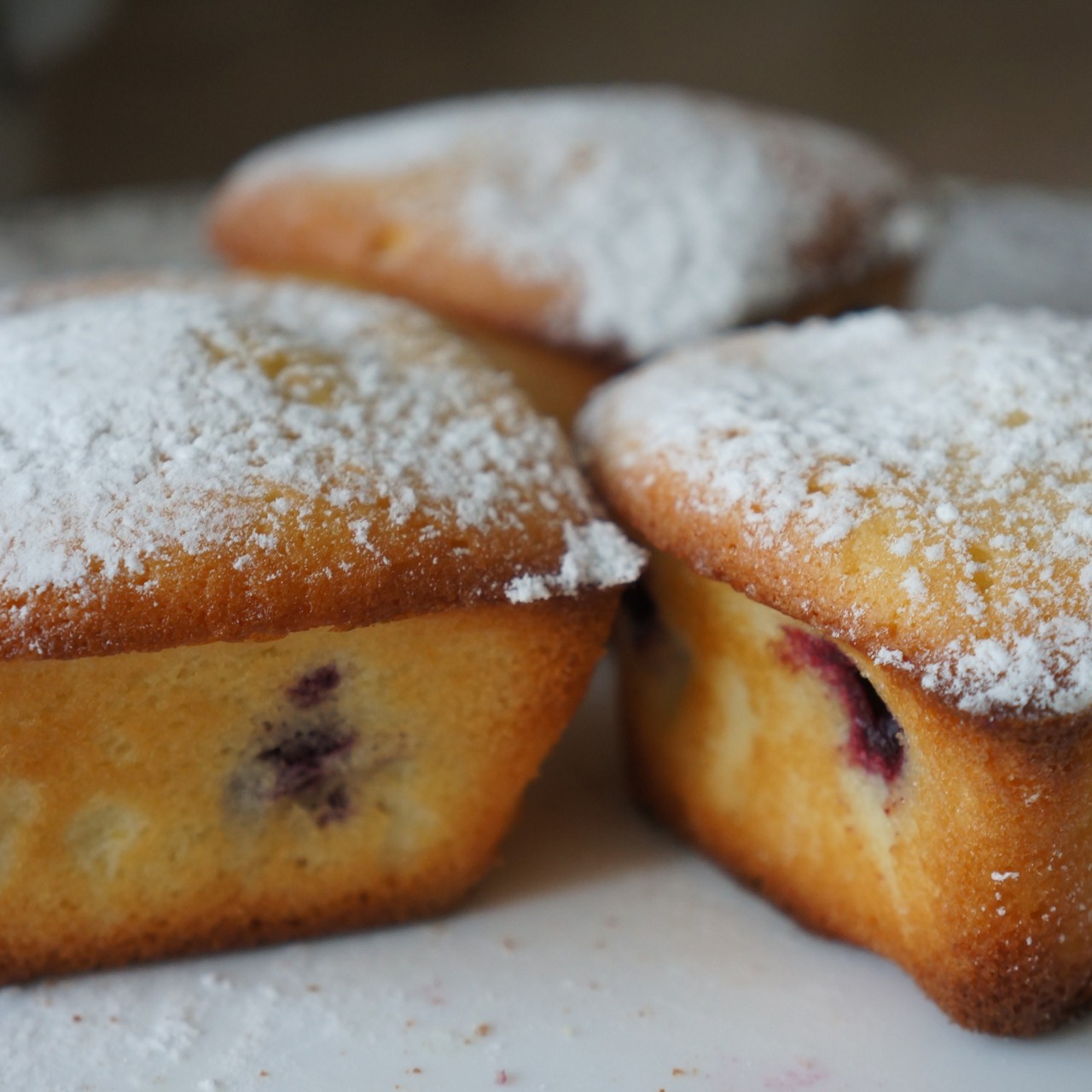 Кекс с черной смородиной и лимонной цедрой