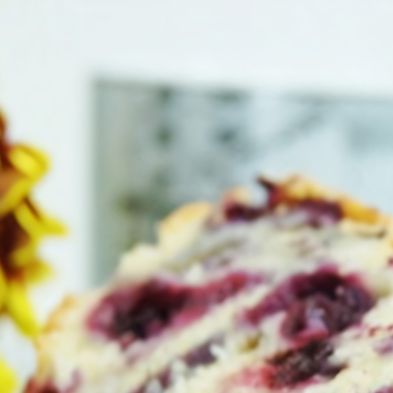 Кекс с черной смородиной