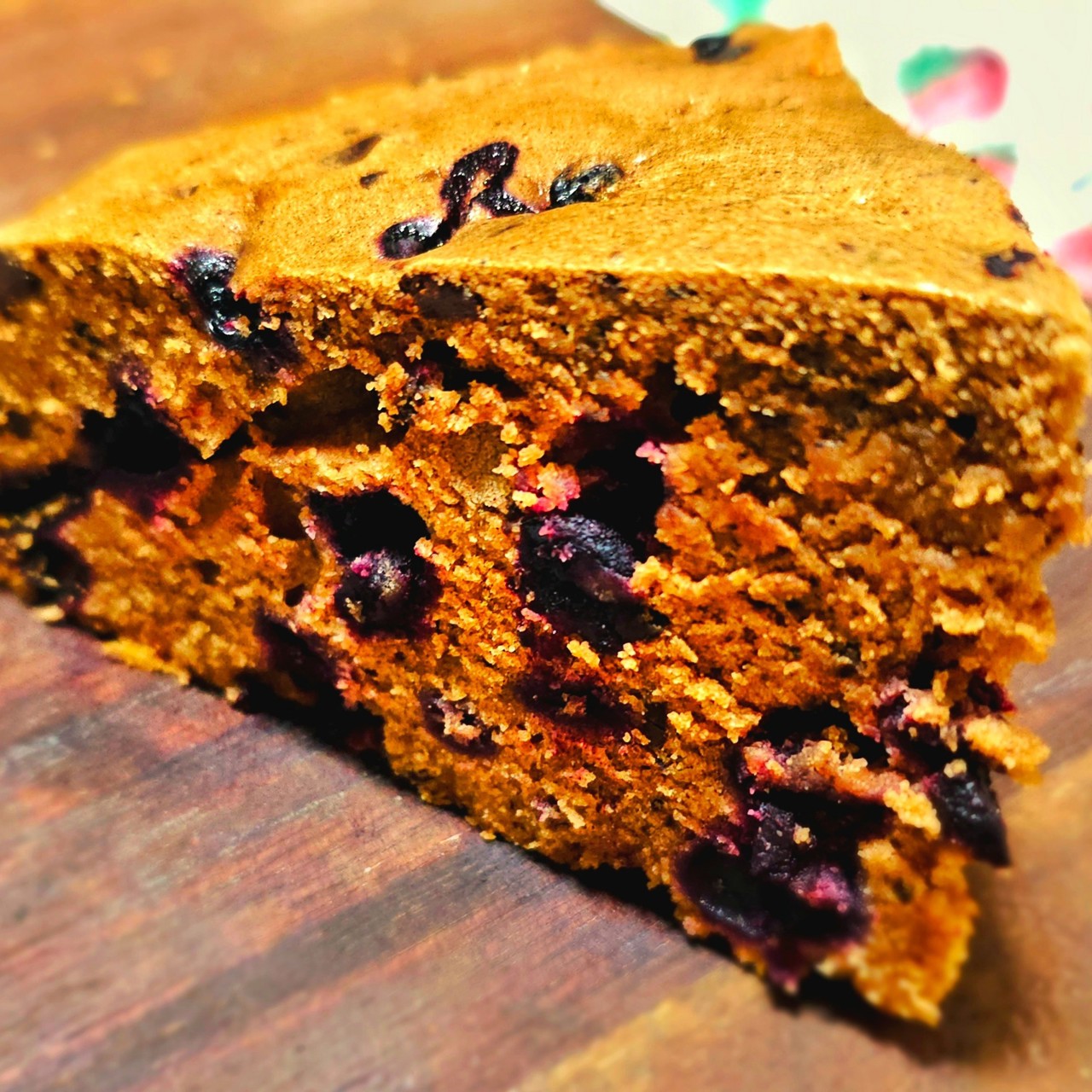 Кекс с черной смородиной и шоколадом