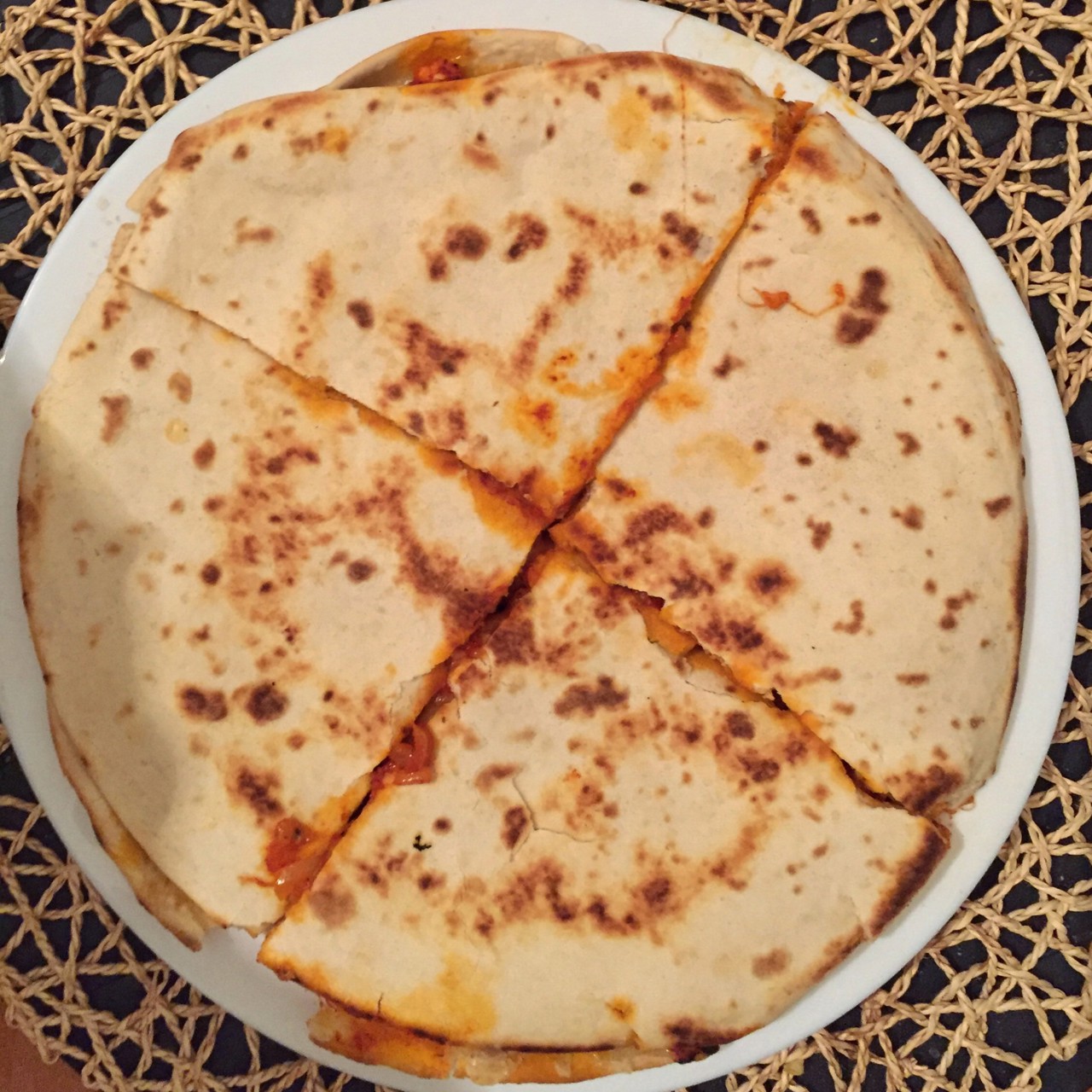 Кесадилья с курицей и чеддером