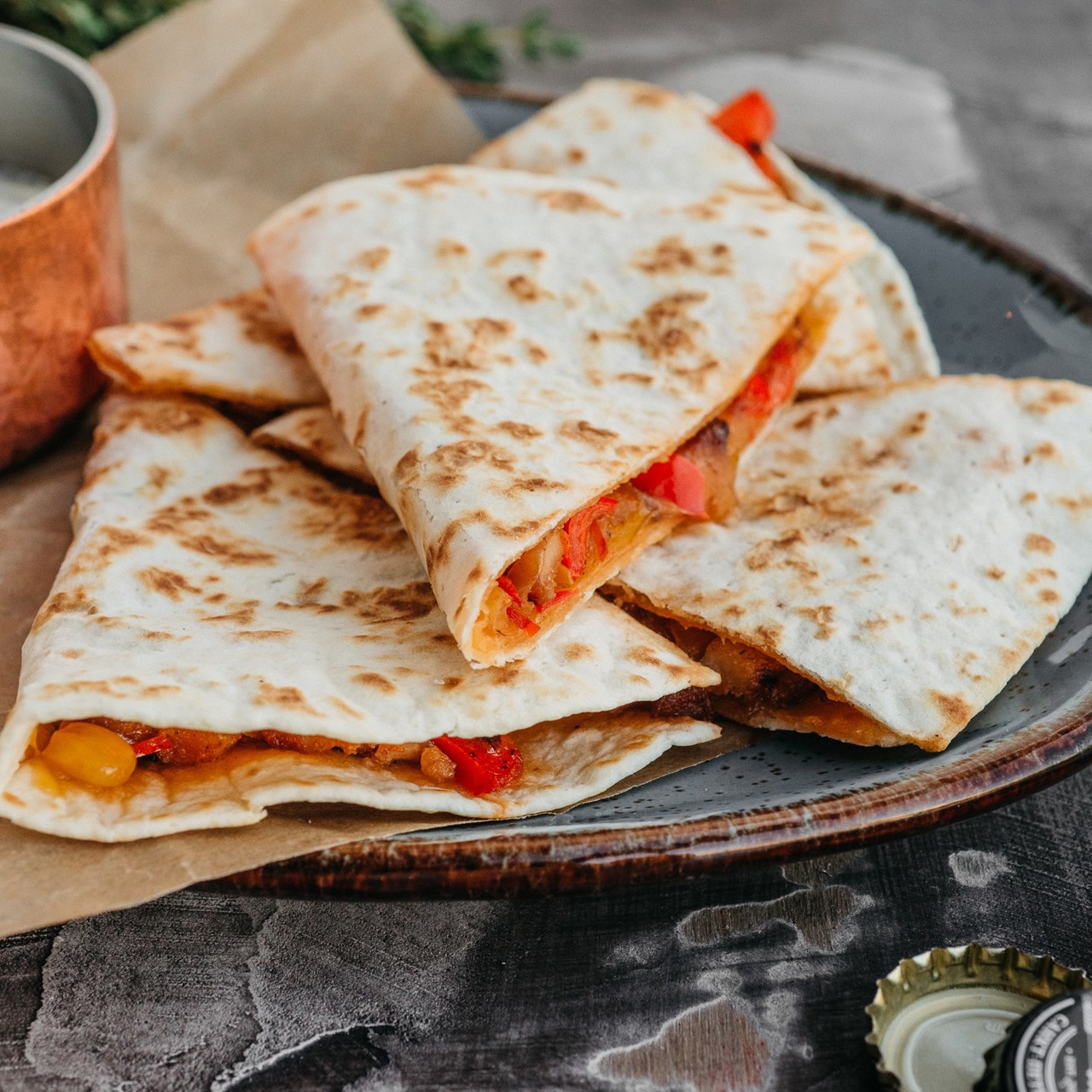 Кесадилья с курицей и сыром чеддер