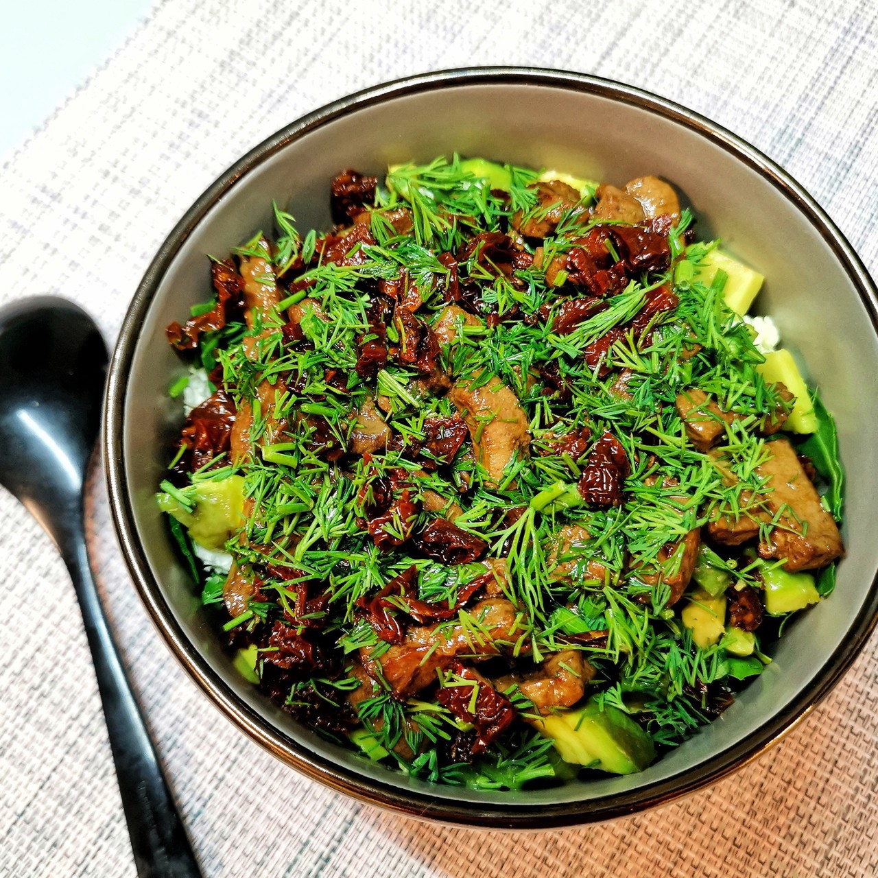 Кето-салат с телячьей печенью