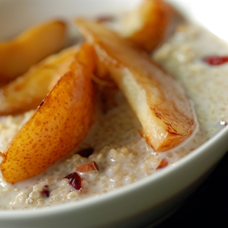 Киноа с вяленой клюквой и грушевым соте