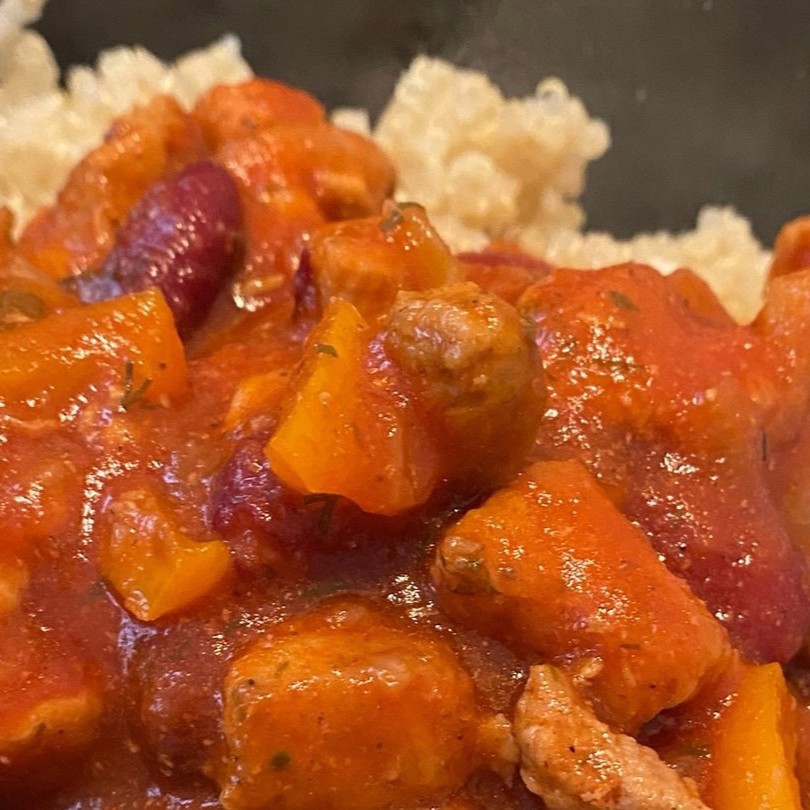 Киноа со свининой, фасолью в томатном соусе