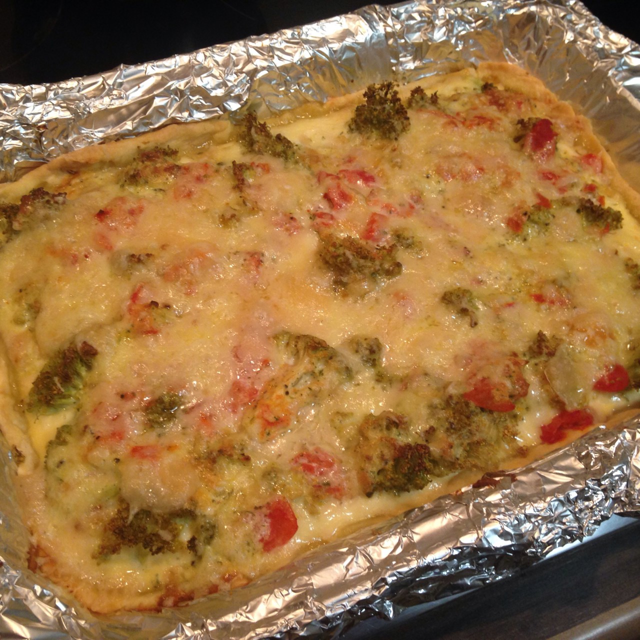 Киш с брокколи и томатами