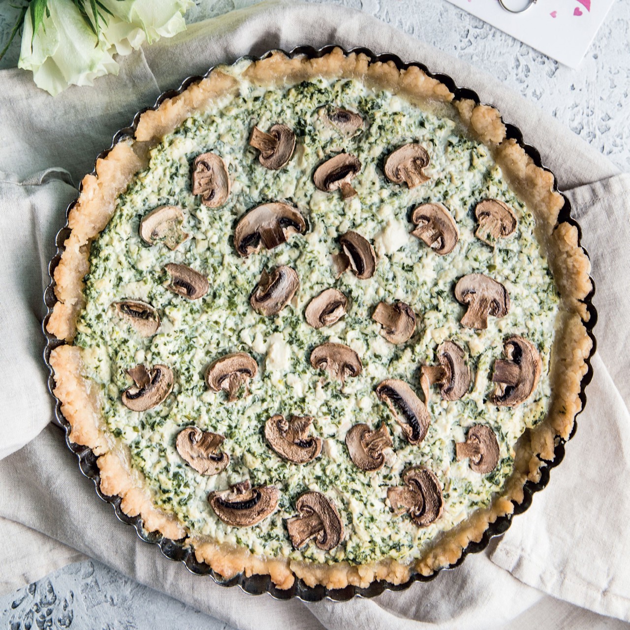 Киш с грибами и шпинатом
