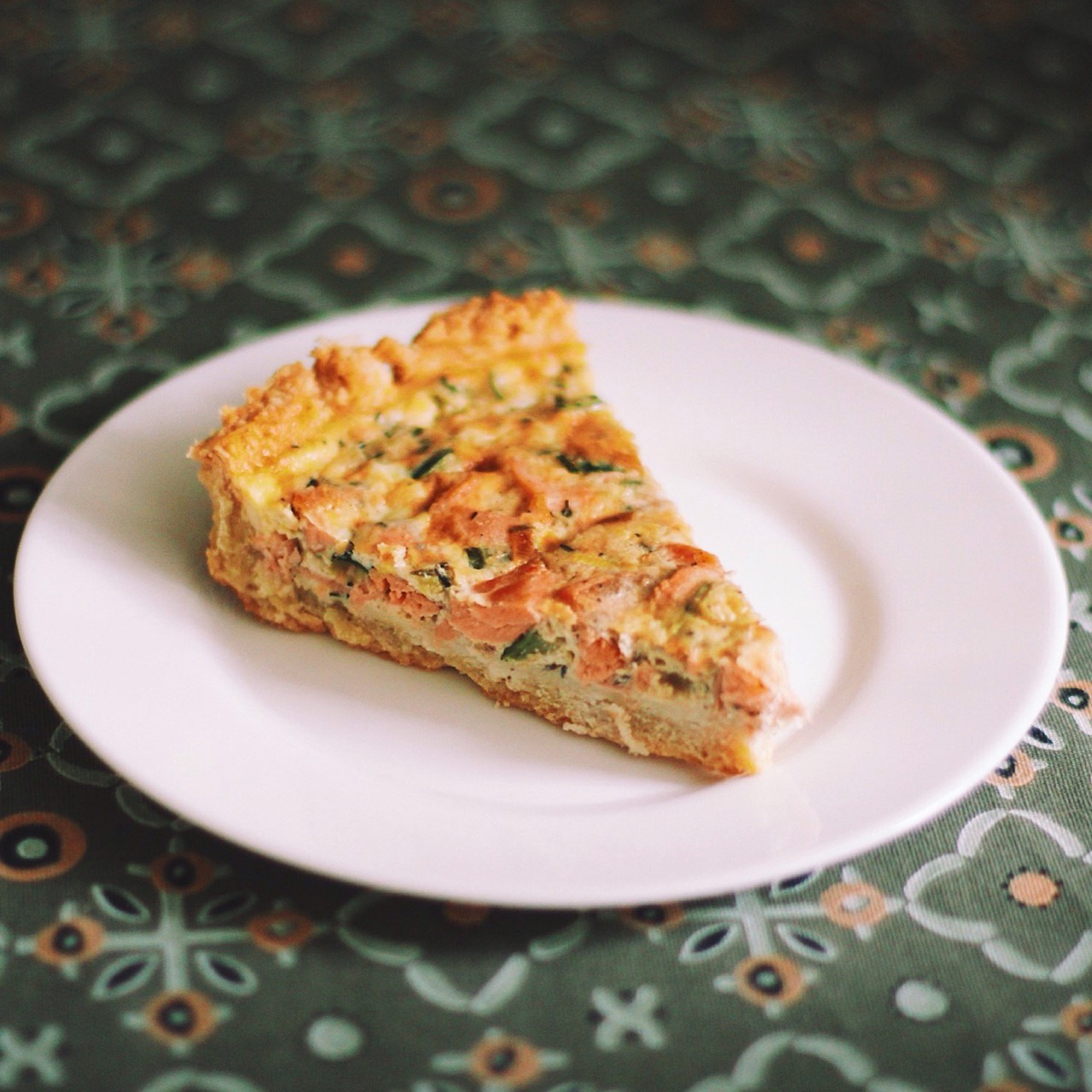 Киш с луком-пореем, цукини и семгой