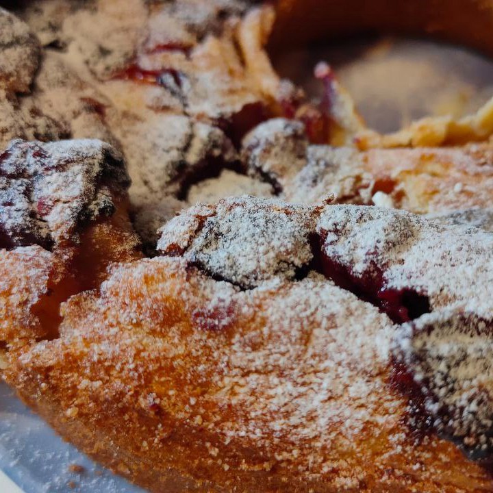 Клафути с вишней, клубникой и мороженым