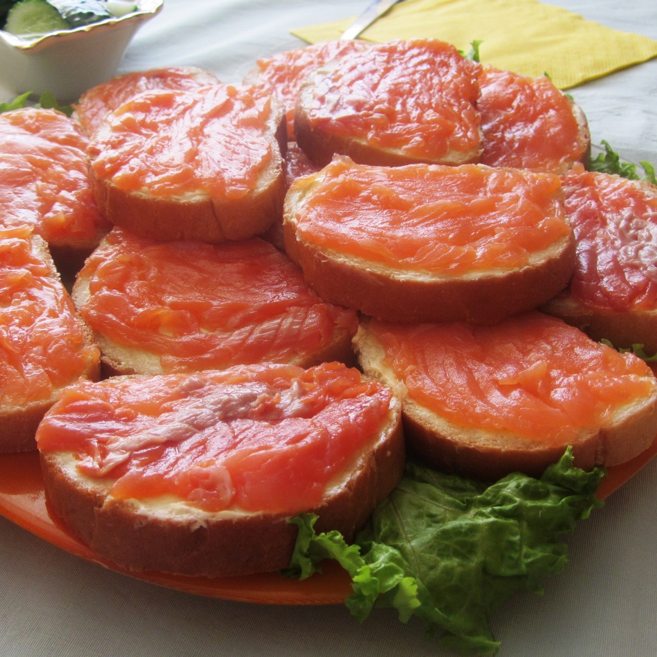 Классический бутерброд с красной рыбой и зеленью