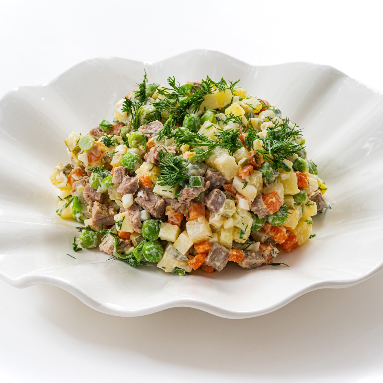 Классический оливье с мясом и яблоком