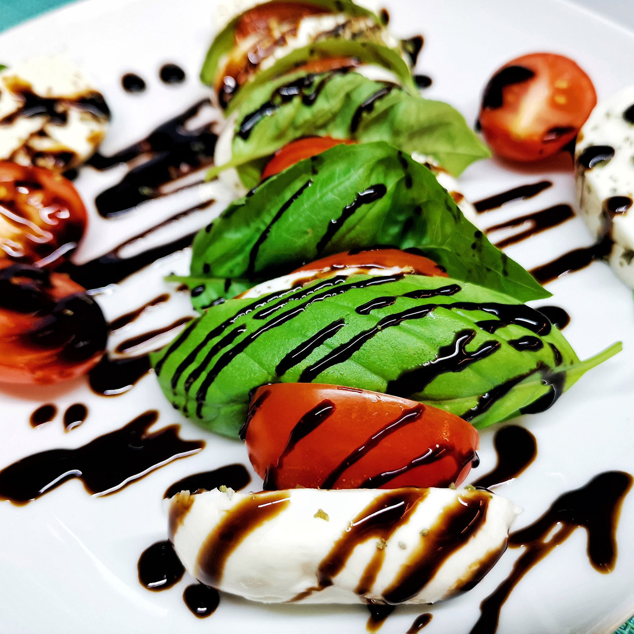 Классический салат капрезе с майораном