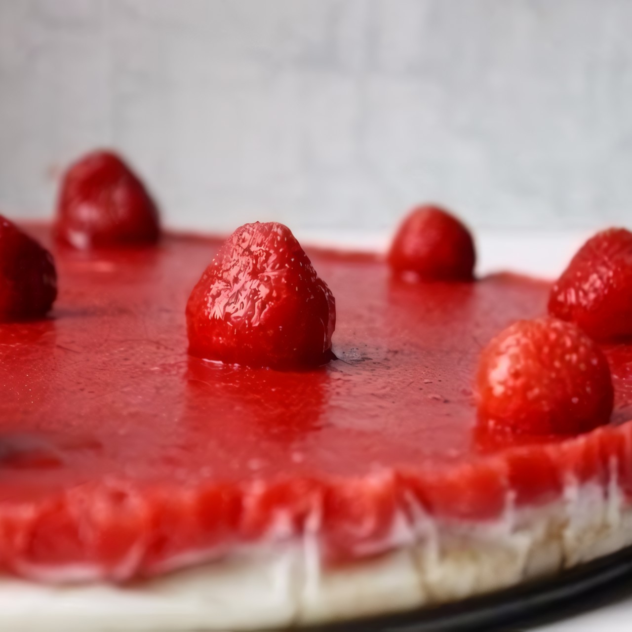 Клубничный йогуртовый торт без выпечки