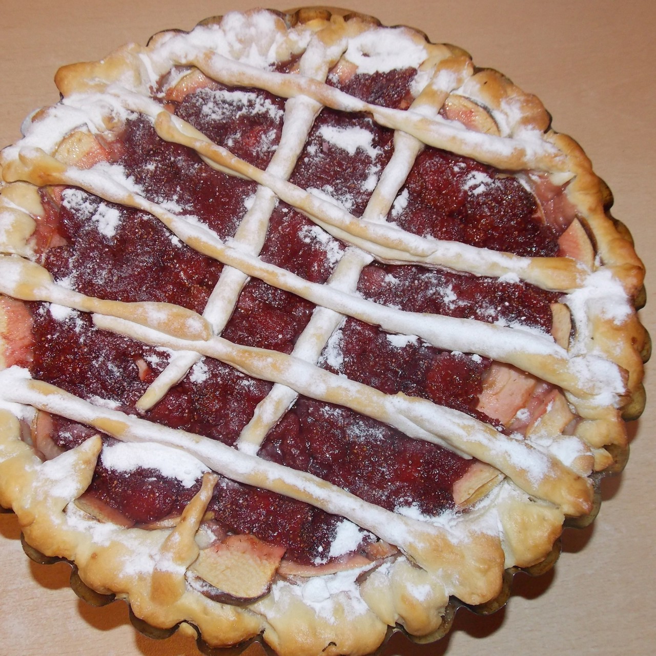 Клубничный пирог с яблоком