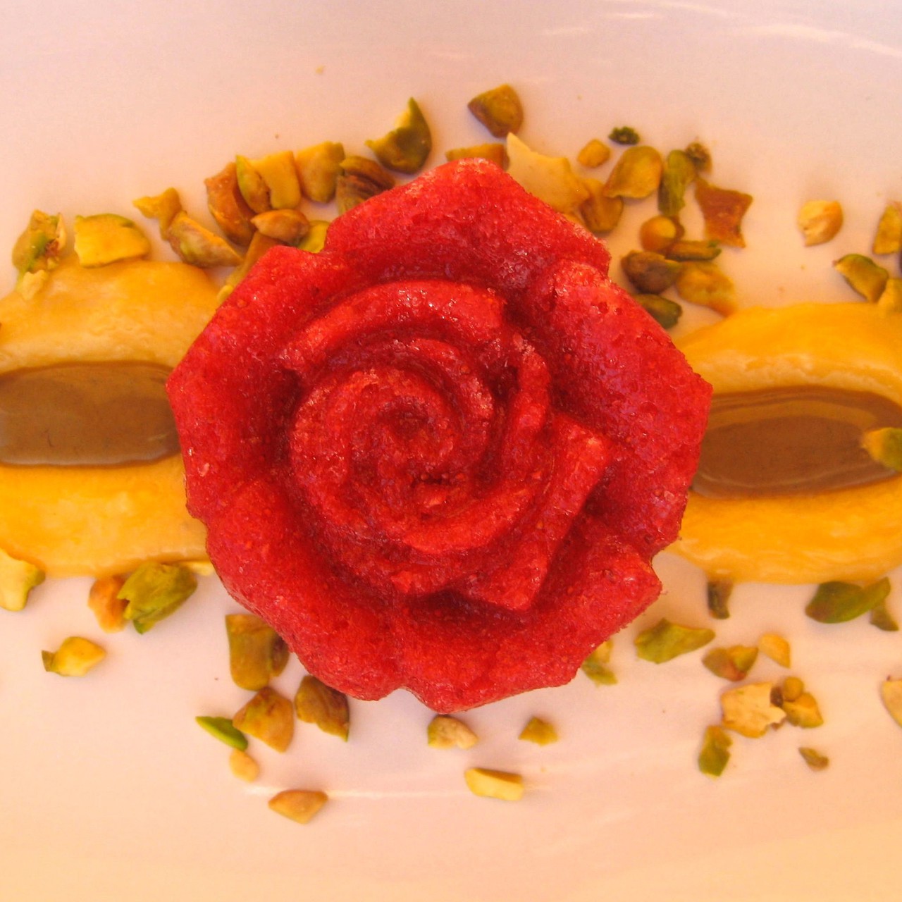 Клубничный сорбет с лимонным кремом и фисташковой пастой