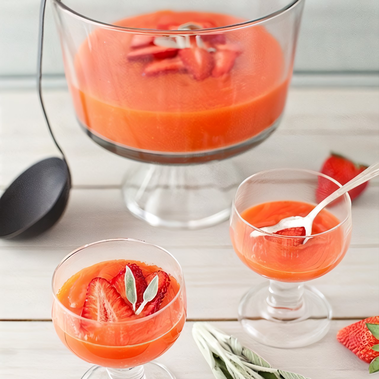 Клубничный суп с мятой