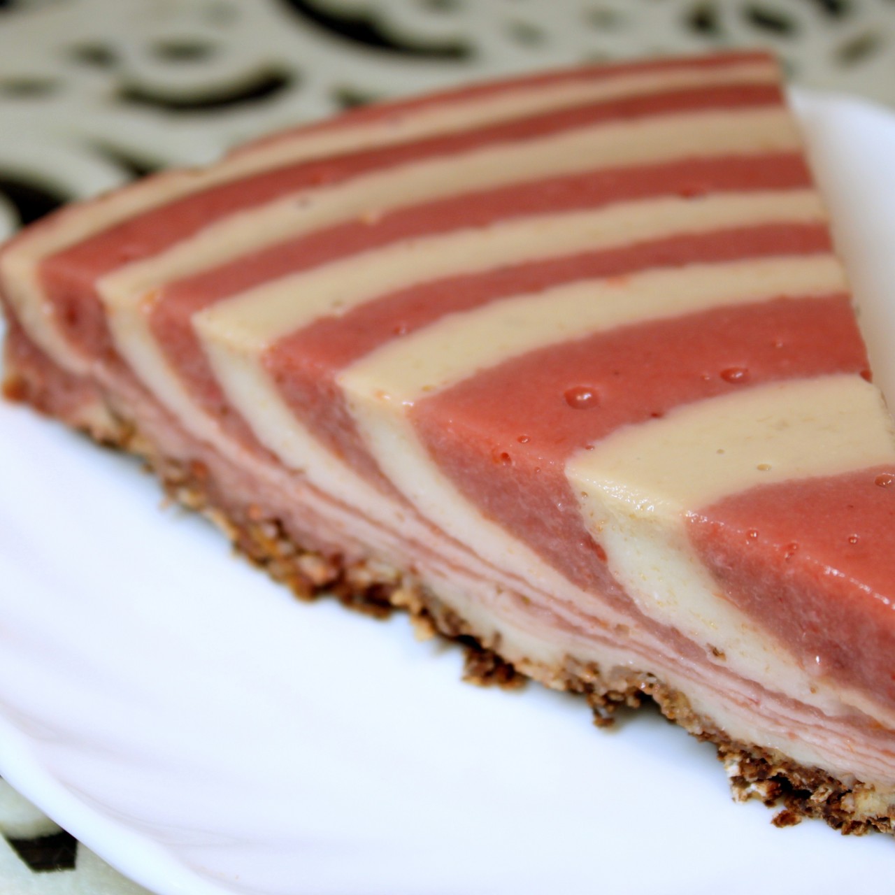 Клубнично-банановый йогуртовый торт (без выпечки)