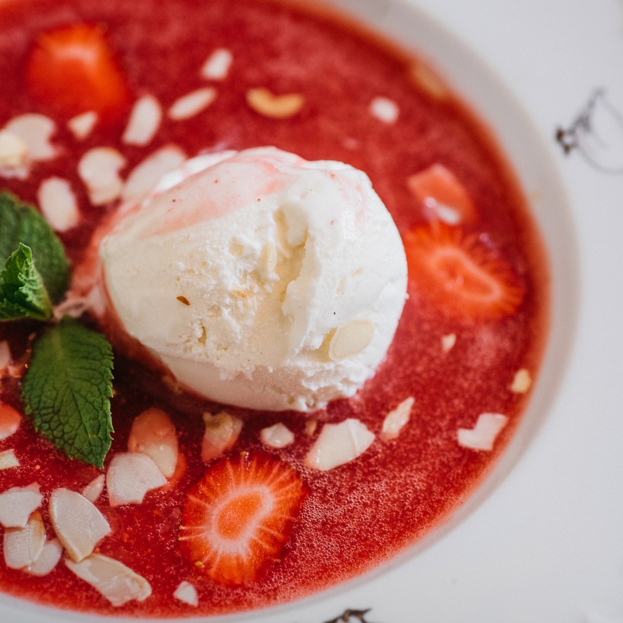 Клубничный суп с ванильным мороженым и лепестками миндаля