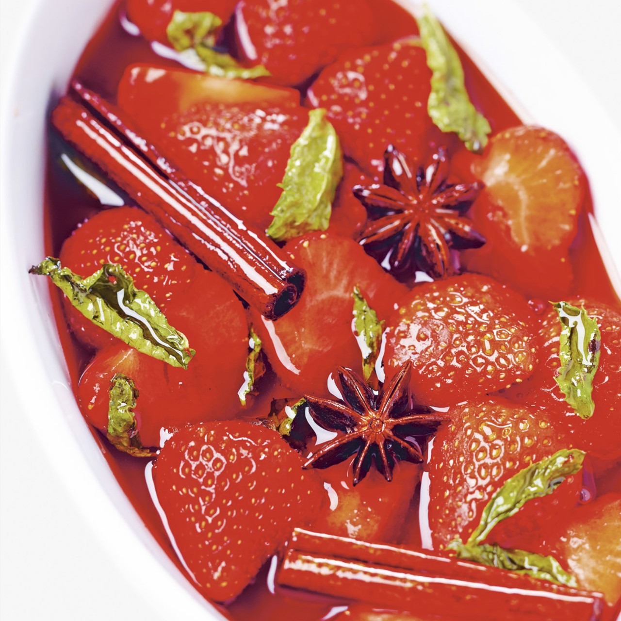 Клубника в винном сиропе с мятой