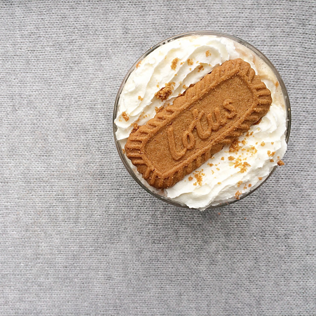 Кофе латте с пряничной пастой Biscoff