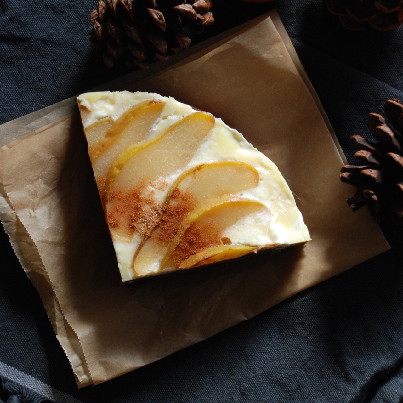 Кофейный торт с медовой грушей